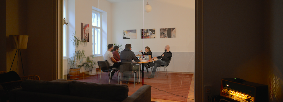 Unser Teststudio befindet sich direkt im Herzen von Wien und eignet sich ideal für die Durchführung von Einzelinterviews, Fokusgruppen und Workshops. In angenehmer Testatmosphäre diskutieren Ihre (potenziellen) Kunden über ihre Wünsche, Bedürfnisse, Motive und Einstellungen. Basierend auf den Ergebnissen können Sie Trends, Chancen und Risiken frühzeitig erkennen und sich einen Wettbewerbsvorteil verschaffen. 